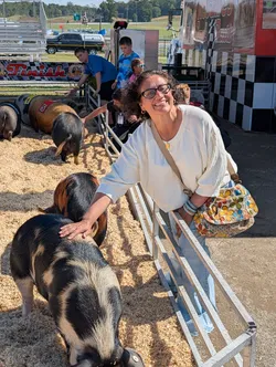 michele acariciando a un cerdo